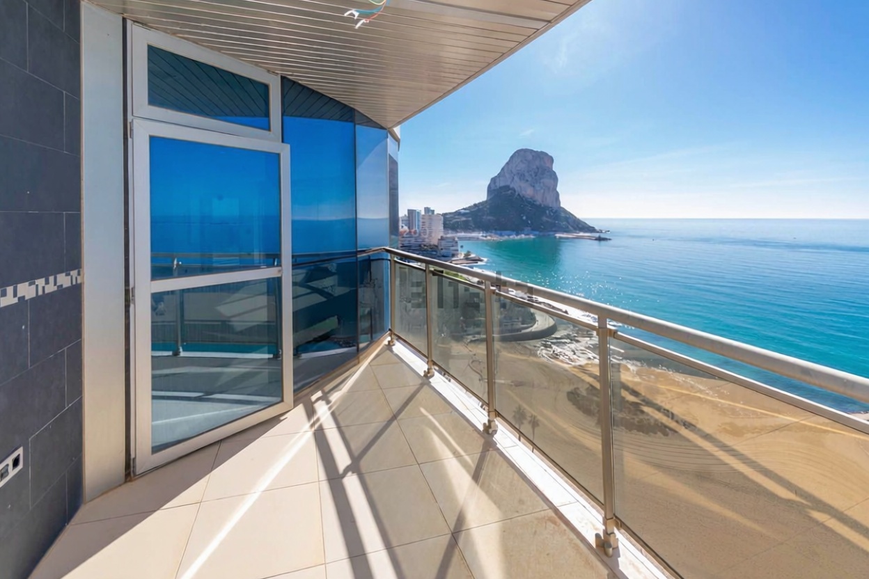 Dachgeschosswohnung zum Verkauf in erster Meereslinie in Calpe — Meerterrasse