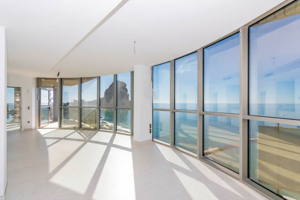 Dachgeschosswohnung zum Verkauf in erster Meereslinie in Calpe — Wohnzimmer