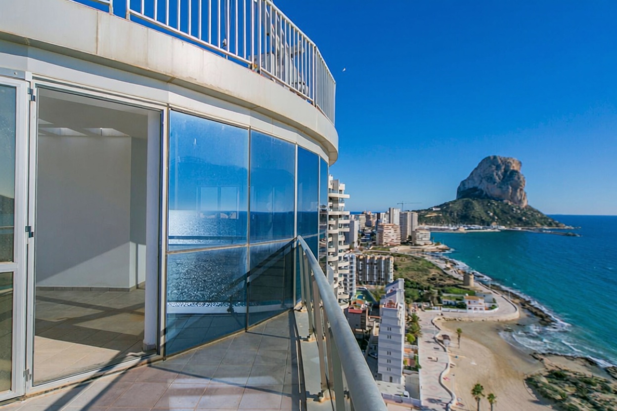 Мансарда на продажу на первой линии моря в Calpe