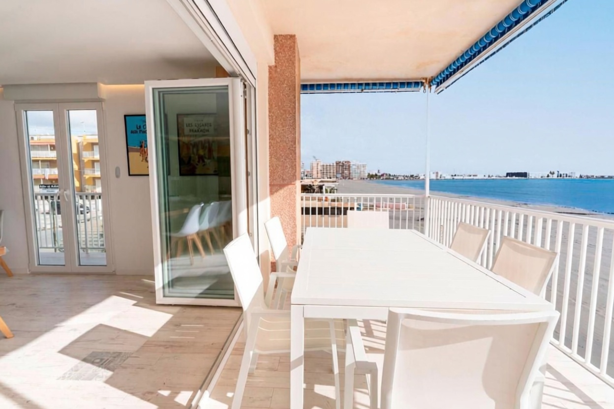 Piso en primera línea de playa en Santa Pola — Salón