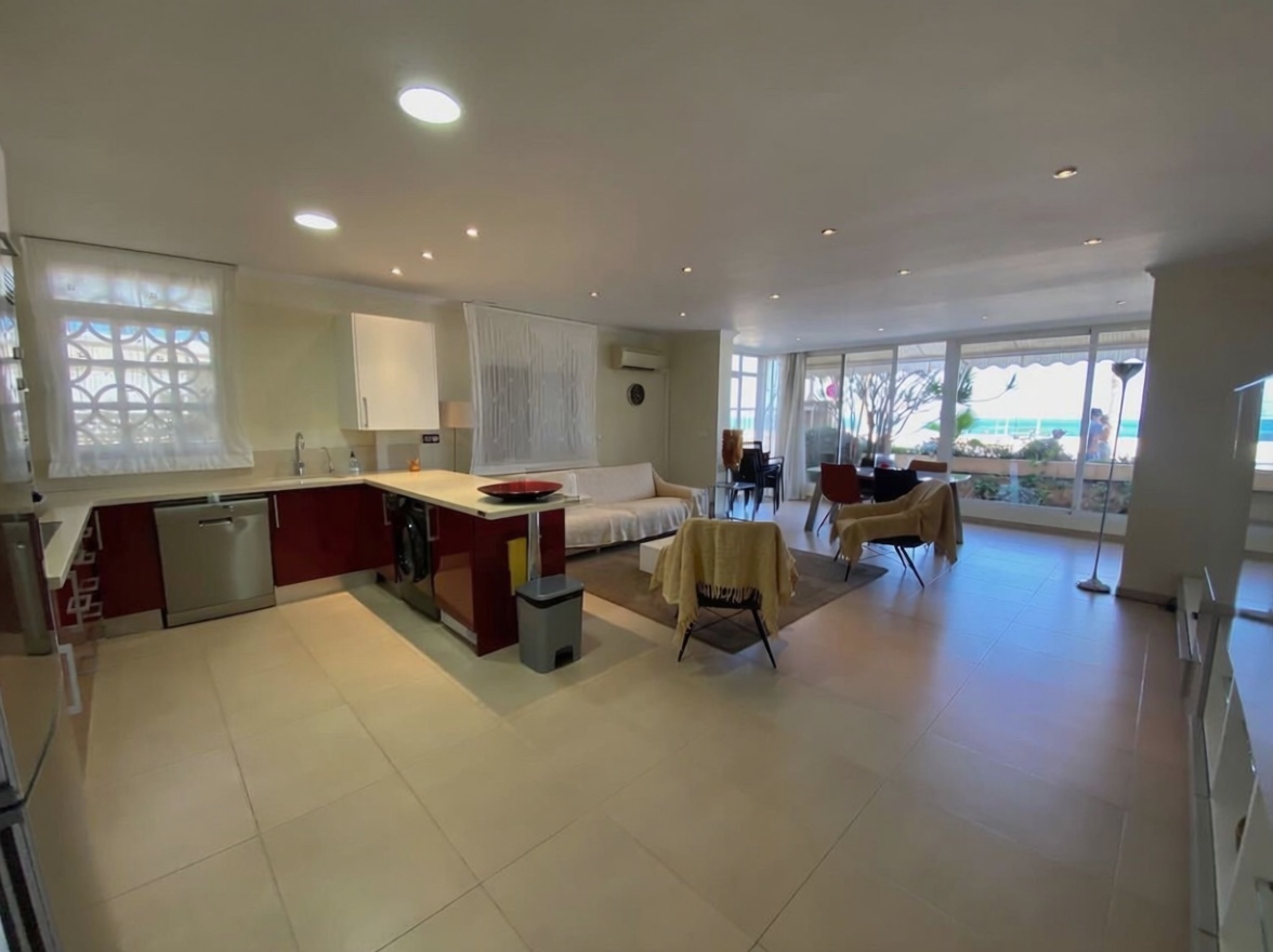 Appartement en première ligne de plage à Alfaz del Pi — Séjour