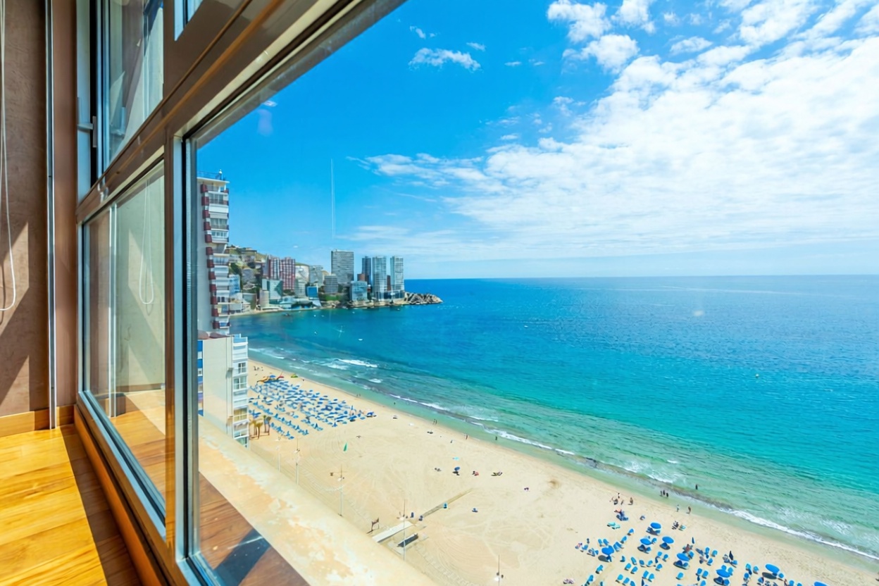Piso en primera línea de playa en Benidorm — Terraço mar
