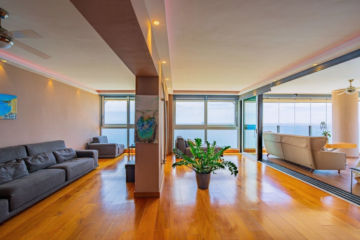 Piso en primera línea de playa en Benidorm — Sala