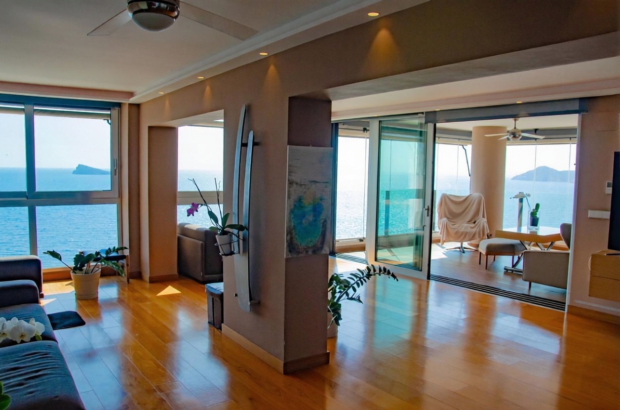 Piso en primera línea de playa en Benidorm — Salón