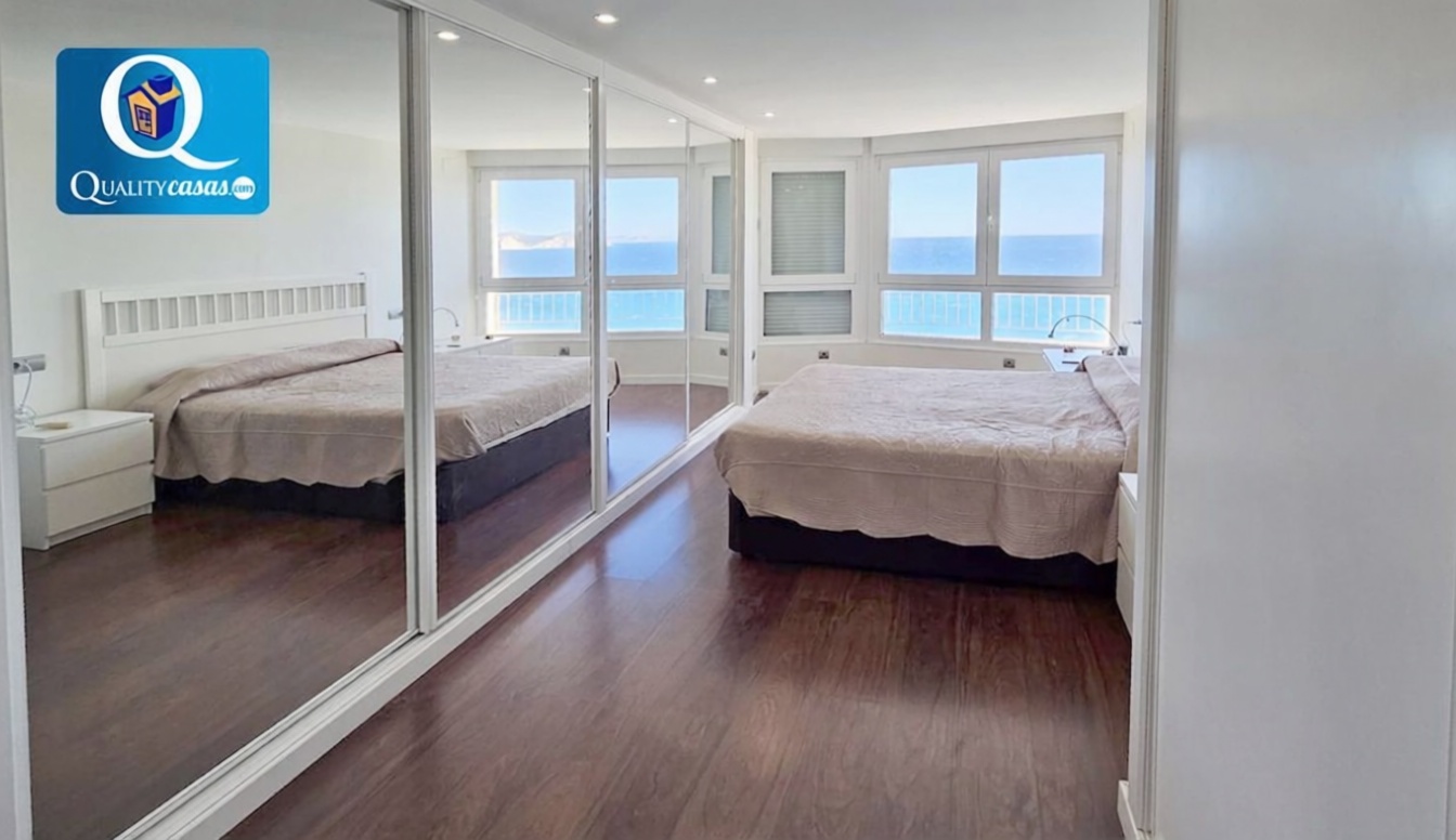 Piso en primera línea de playa en Benidorm — Dormitorio
