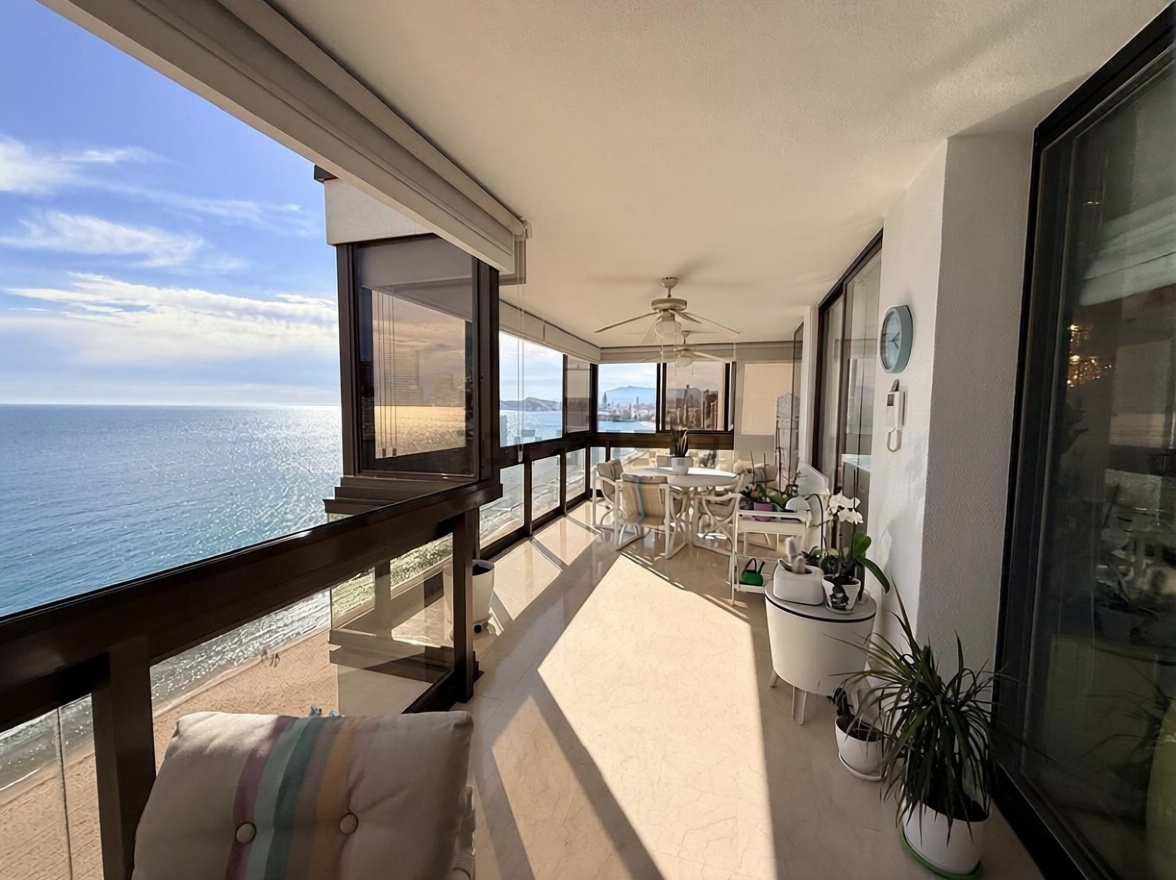 Piso en primera línea de playa en Benidorm — Terraza mar