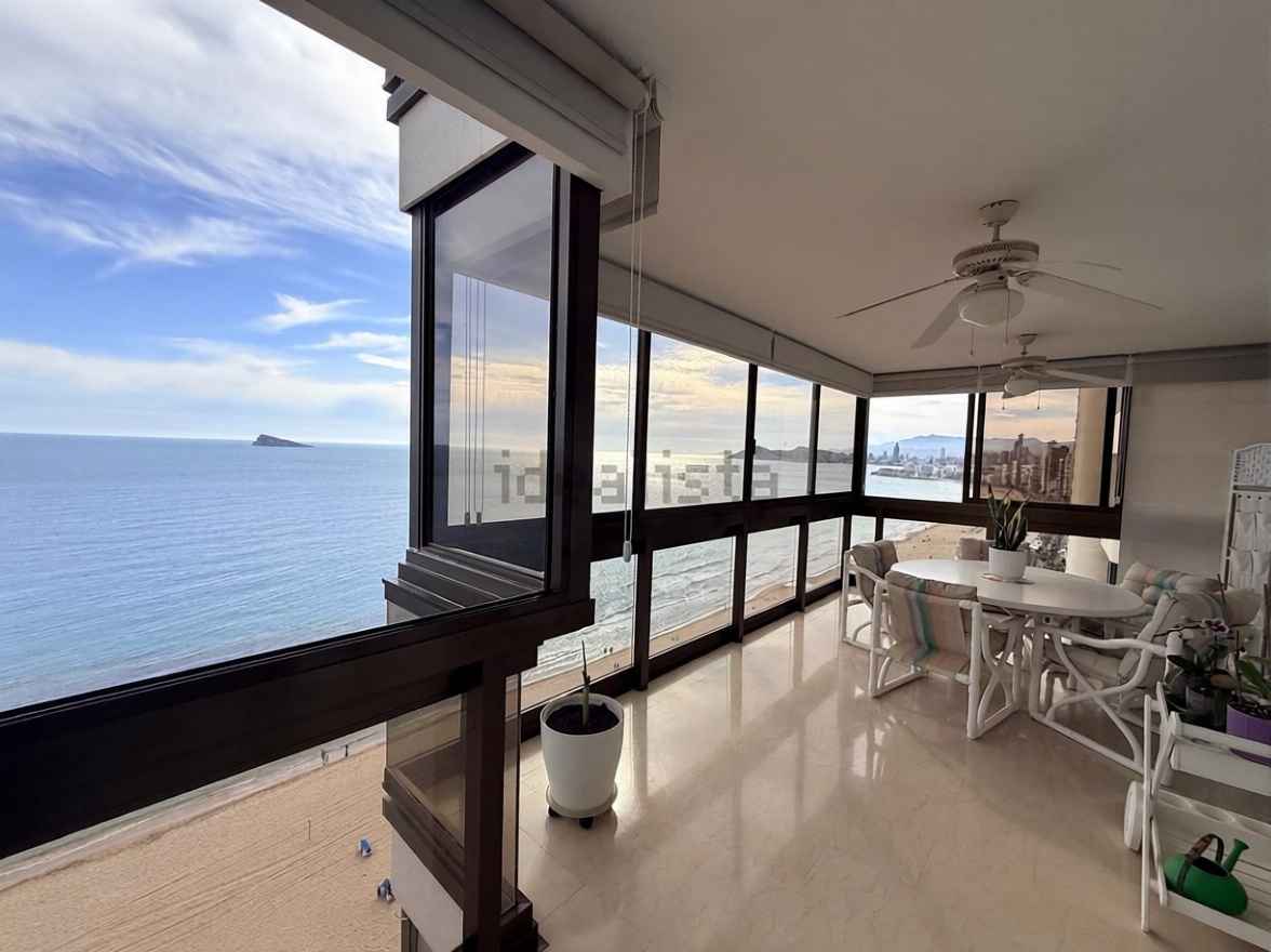 Piso en primera línea de playa en Benidorm — Vista mar