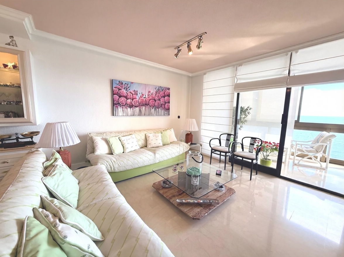 Piso en primera línea de playa en Benidorm — Salón