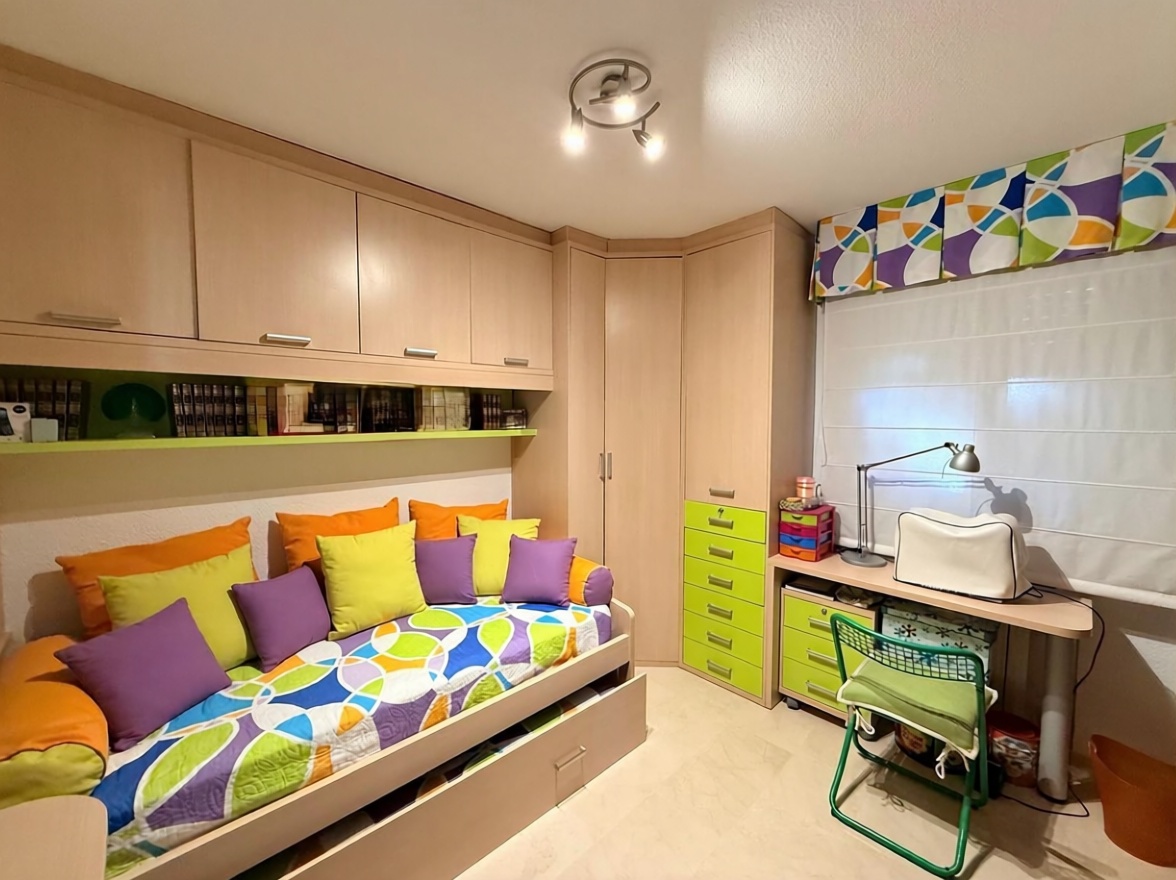 Piso en primera línea de playa en Benidorm — Dormitorio
