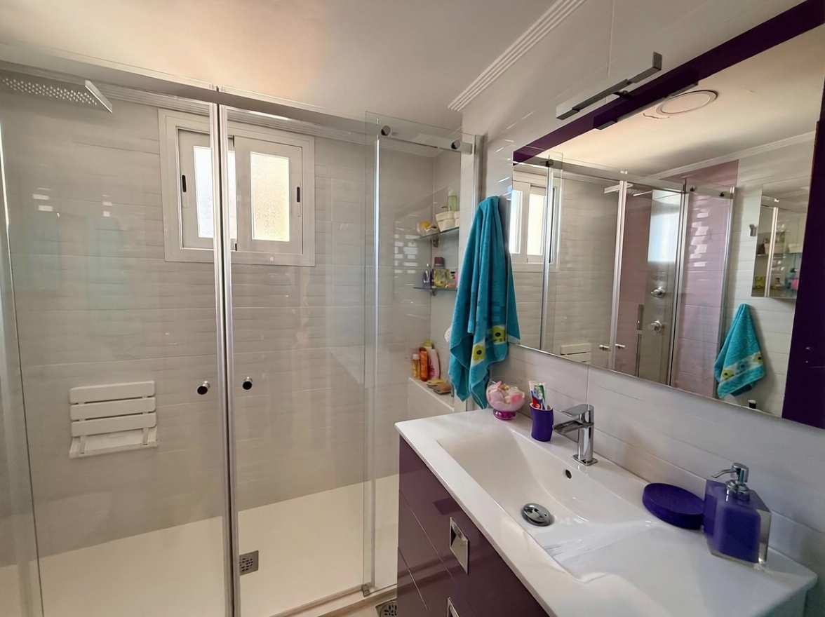 Piso en primera línea de playa en Benidorm — Baño