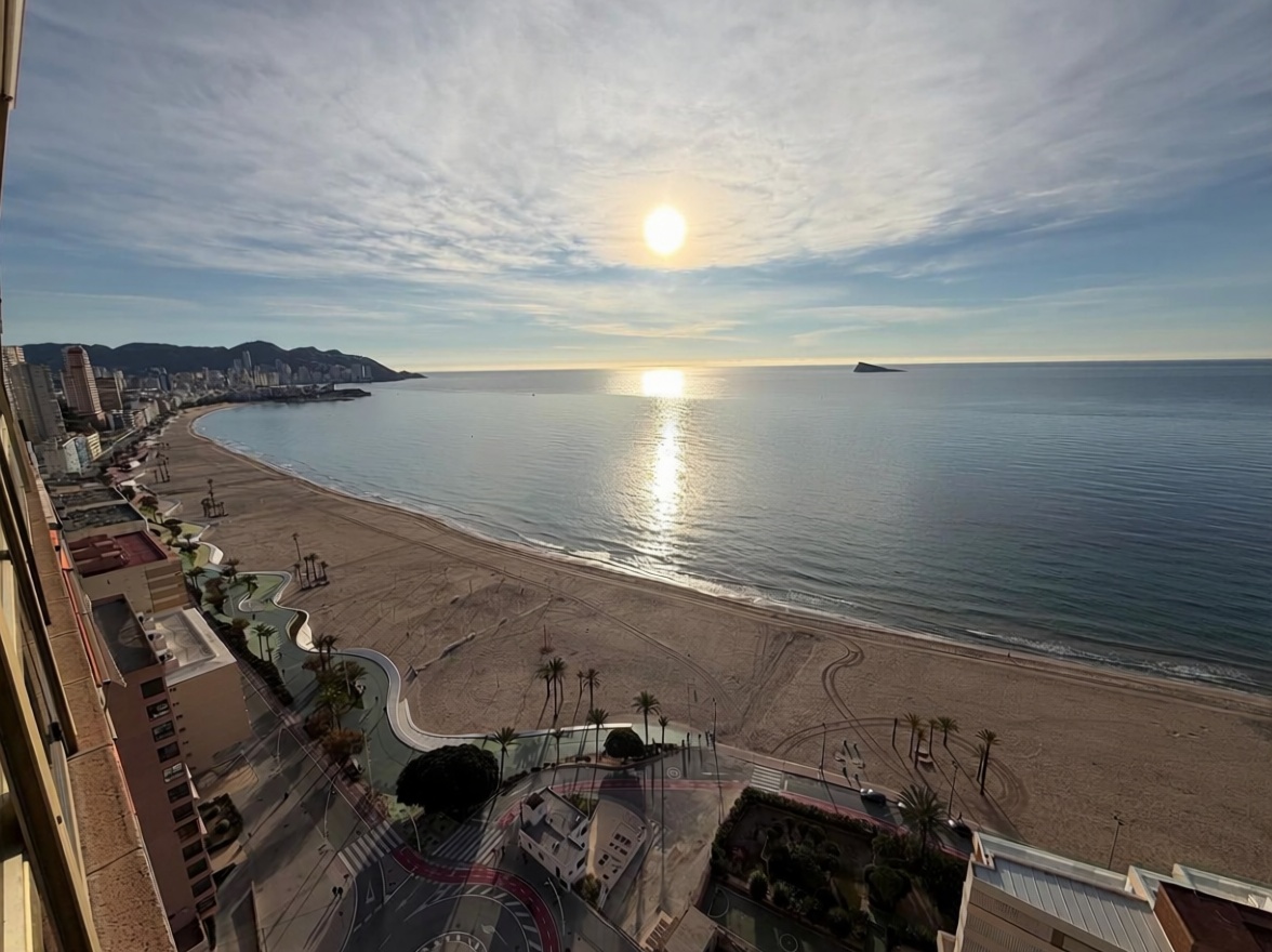 Wohnung in erster Strandlinie in Benidorm — Meerblick