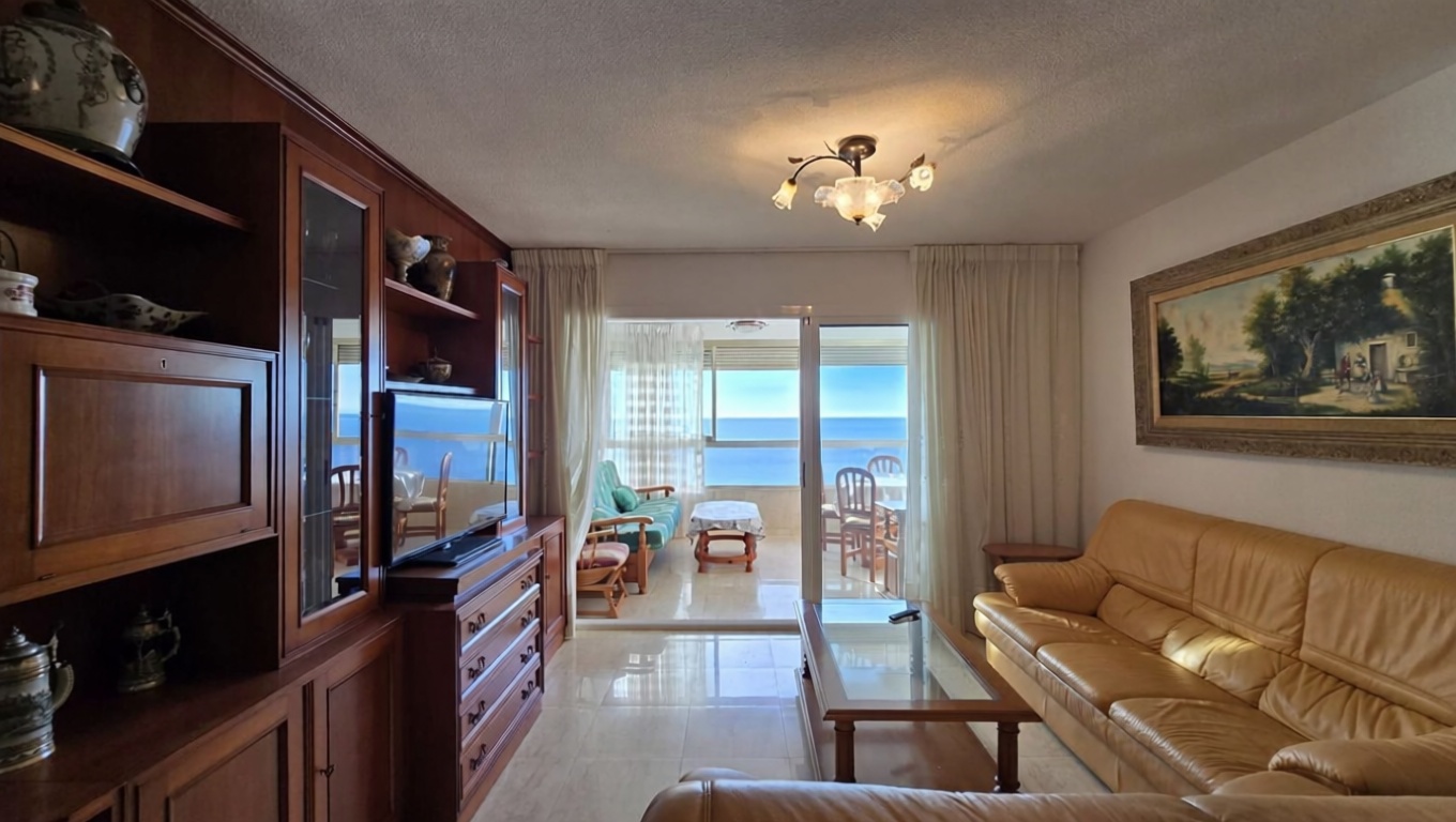 Wohnung in erster Strandlinie in Benidorm — Wohnzimmer