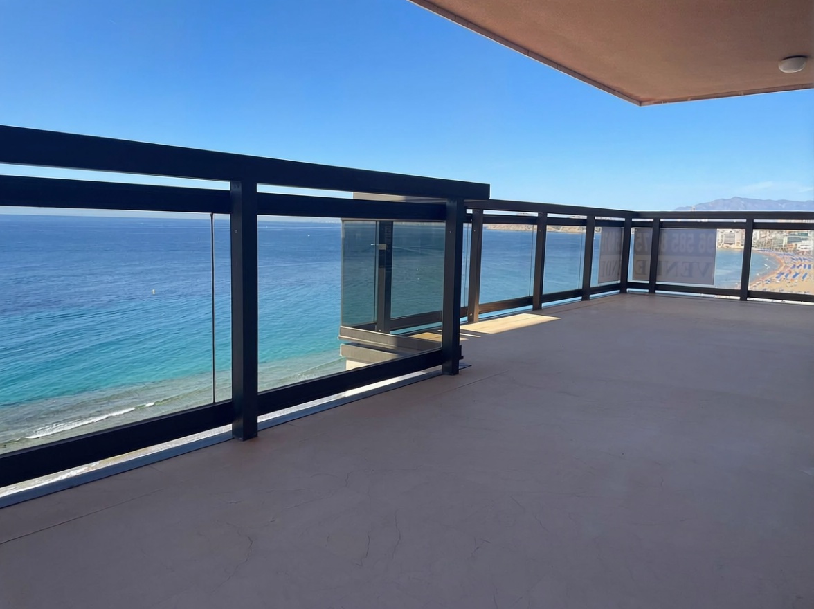 Piso en primera línea de playa en Benidorm — Terraço mar