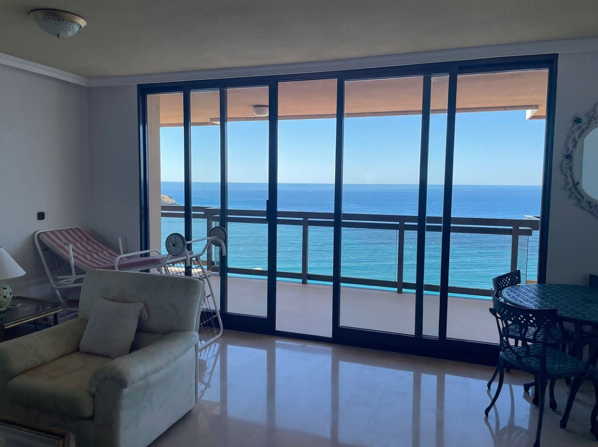 Piso en primera línea de playa en Benidorm — Sala
