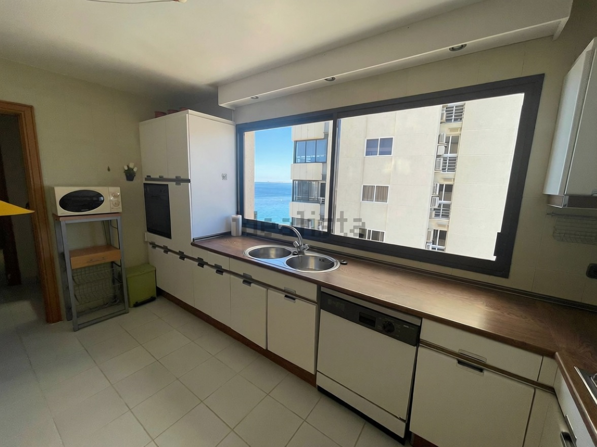 Piso en primera línea de playa en Benidorm — Cozinha