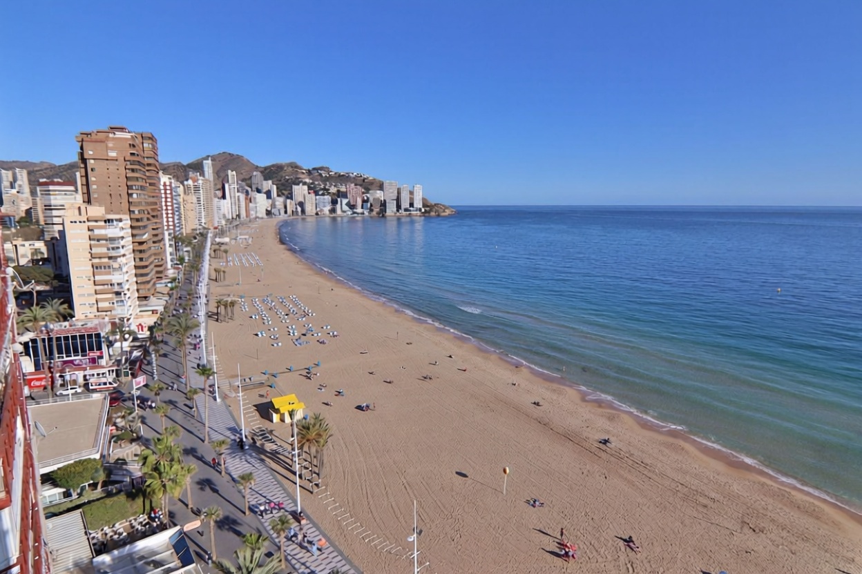 Piso en primera línea de playa en Benidorm — Sea view