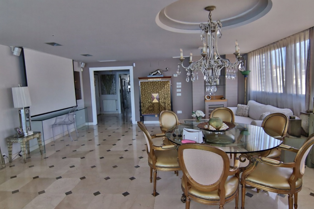 Piso en primera línea de playa en Benidorm — Dining room
