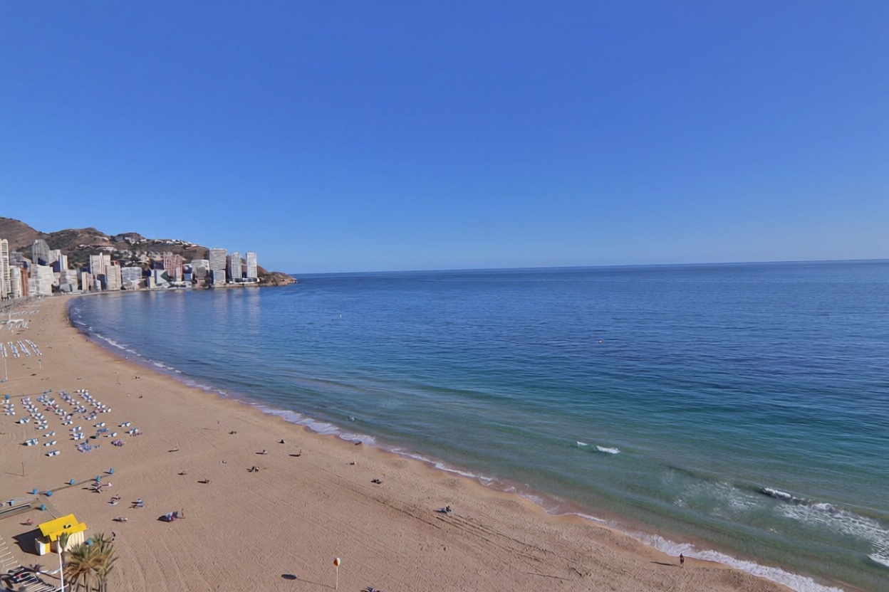 Piso en primera línea de playa en Benidorm — Sea view
