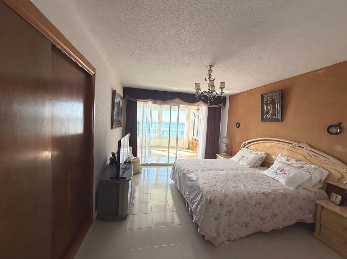 Flat in First Line of Beach in Benidorm — Bedroom