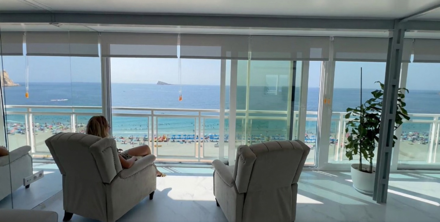 Ático en primera línea de mar en Benidorm — Salón