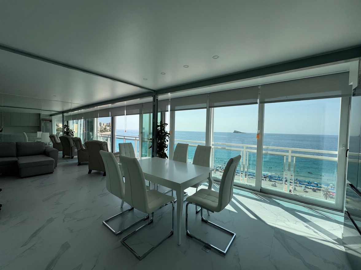Ático en primera línea de mar en Benidorm — Comedor