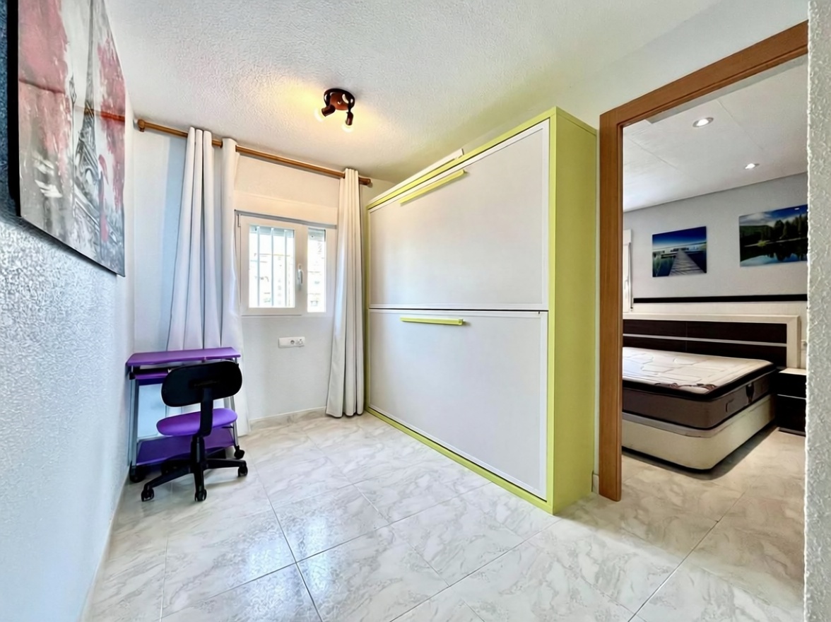 Piso en primera línea de playa en Benidorm — Dormitorio