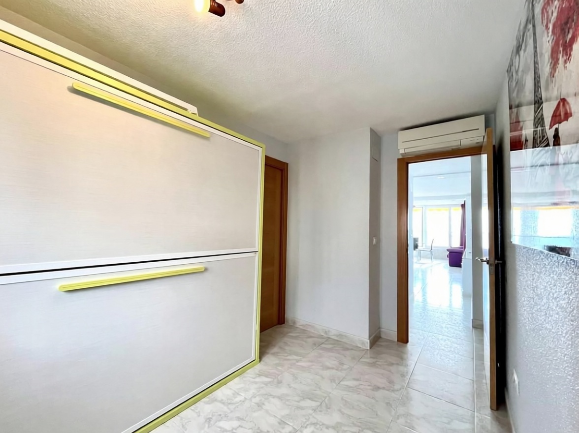 Piso en primera línea de playa en Benidorm — Dormitorio