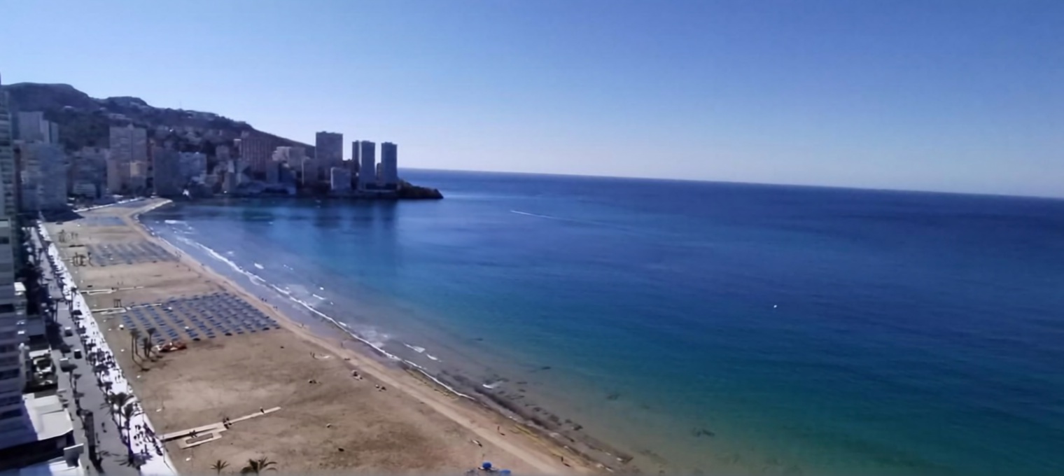 Piso en primera línea de playa en Benidorm — Vista mar