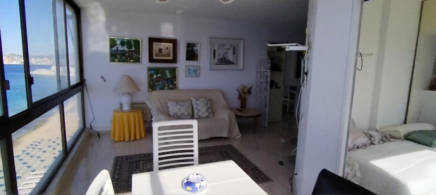 Piso en primera línea de playa en Benidorm — Sala