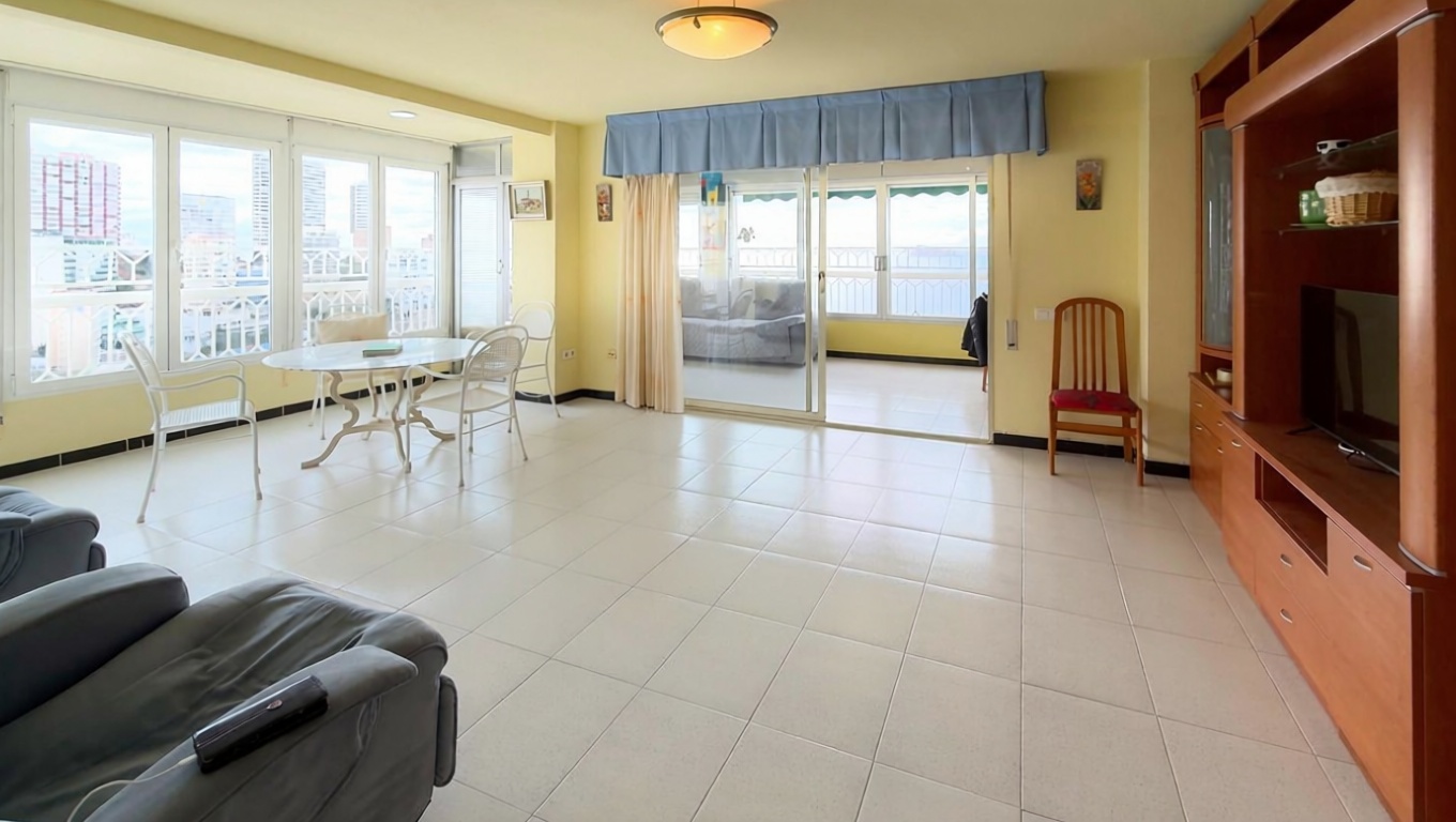 Piso en primera línea de playa en Benidorm — Sala