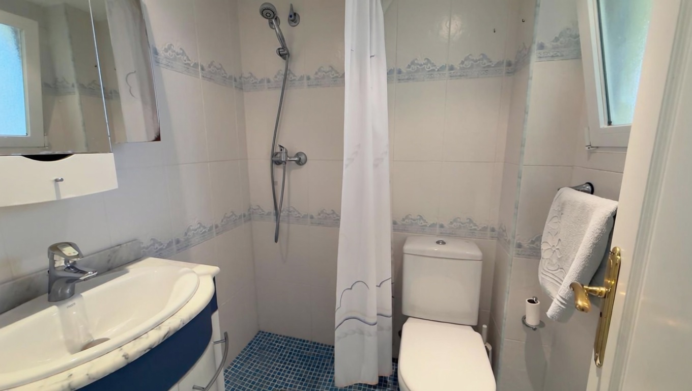 Piso en primera línea de playa en Benidorm — Casa banho
