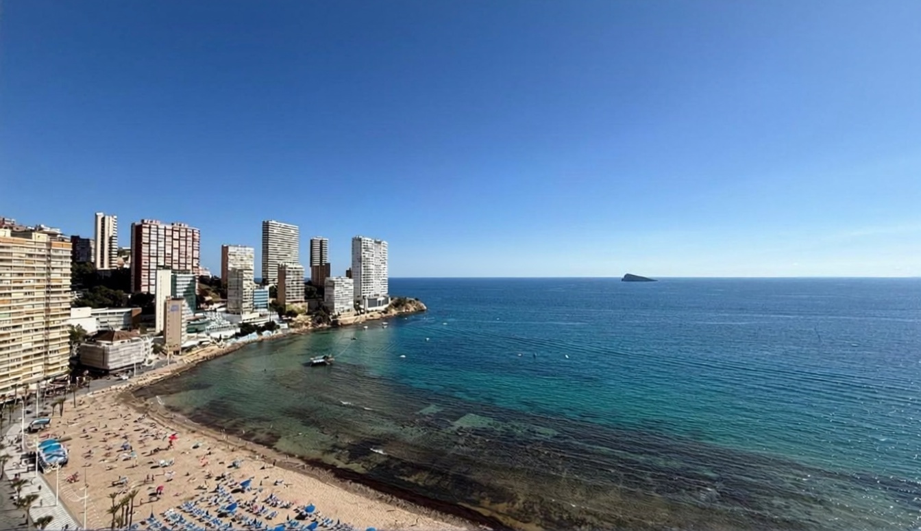 Piso en primera línea de playa en Benidorm — Sea view