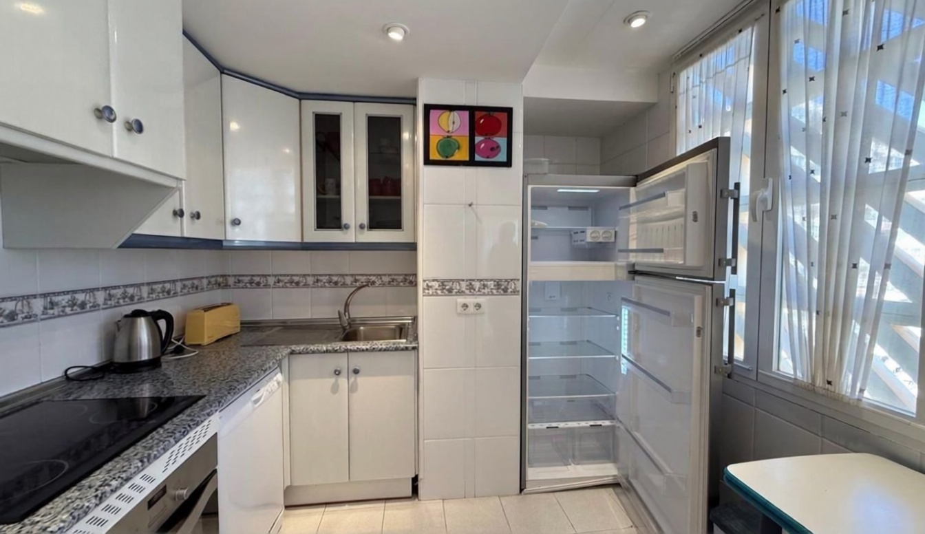 Piso en primera línea de playa en Benidorm — Kitchen