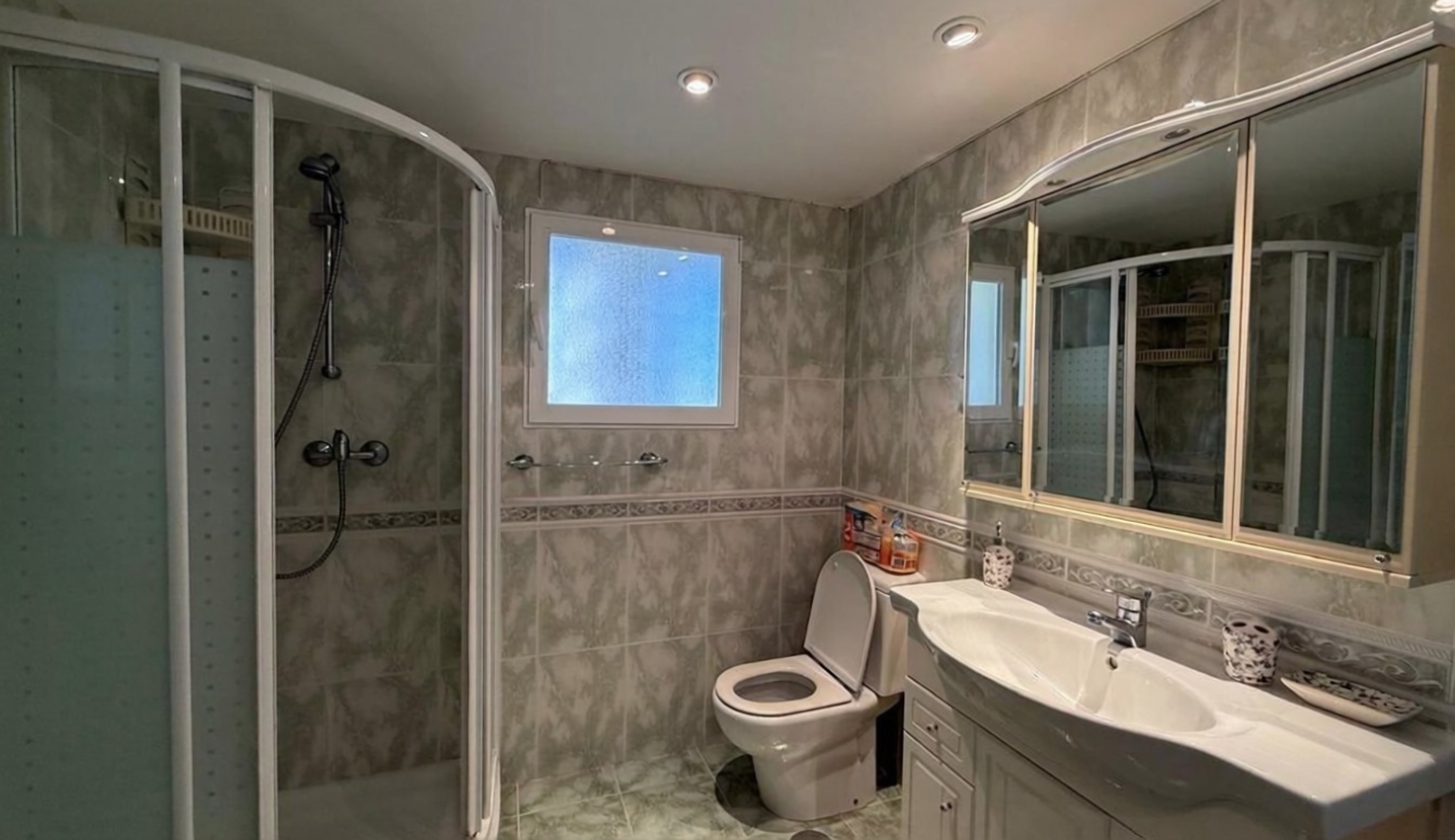 Piso en primera línea de playa en Benidorm — Bathroom
