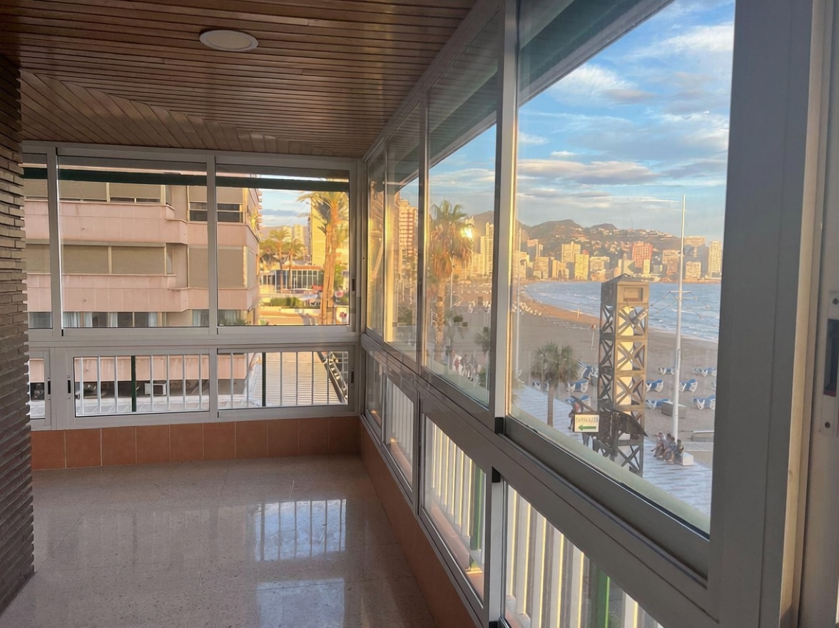 Piso en primera línea de playa en Benidorm — Terraza mar
