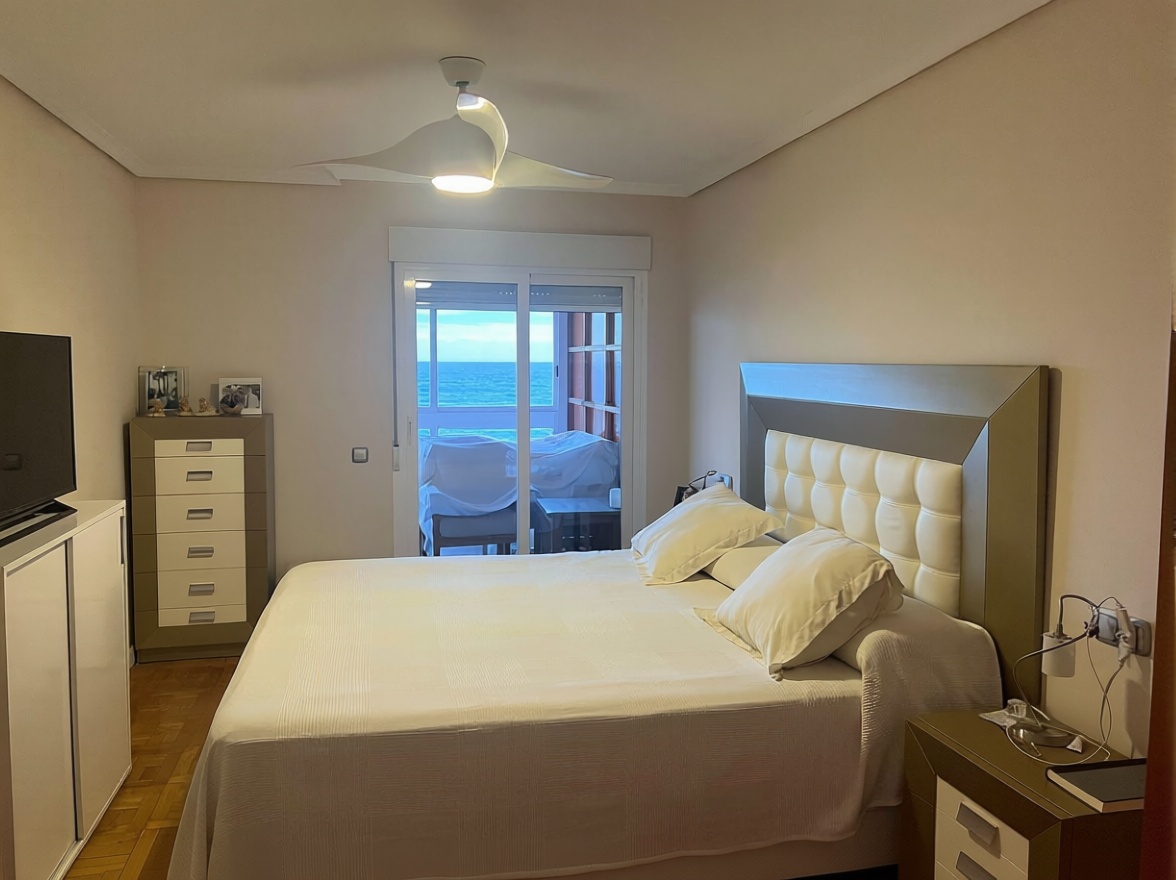 Piso en primera línea de playa en Benidorm — Dormitorio