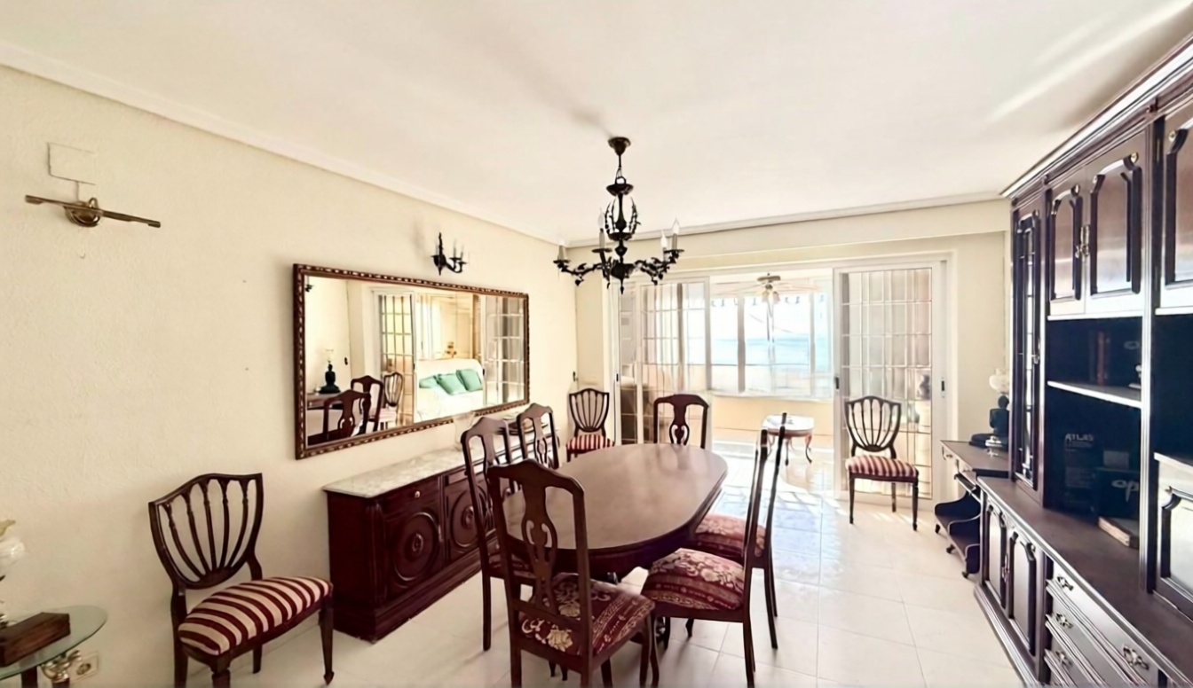 Квартира на первой линии пляжа в Бенидорме — Столовая