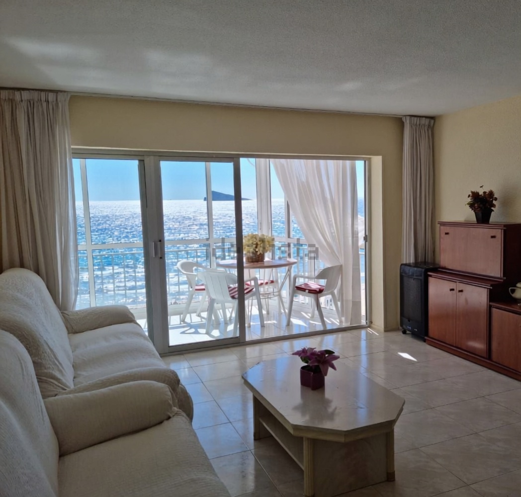 Piso en primera línea de playa en Benidorm — Sala