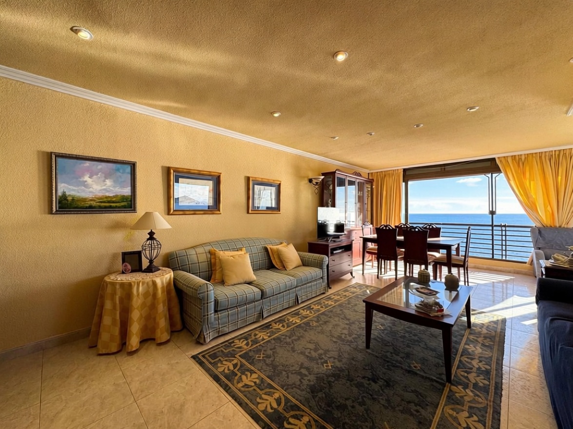 Piso en primera línea de playa en Benidorm — Living room