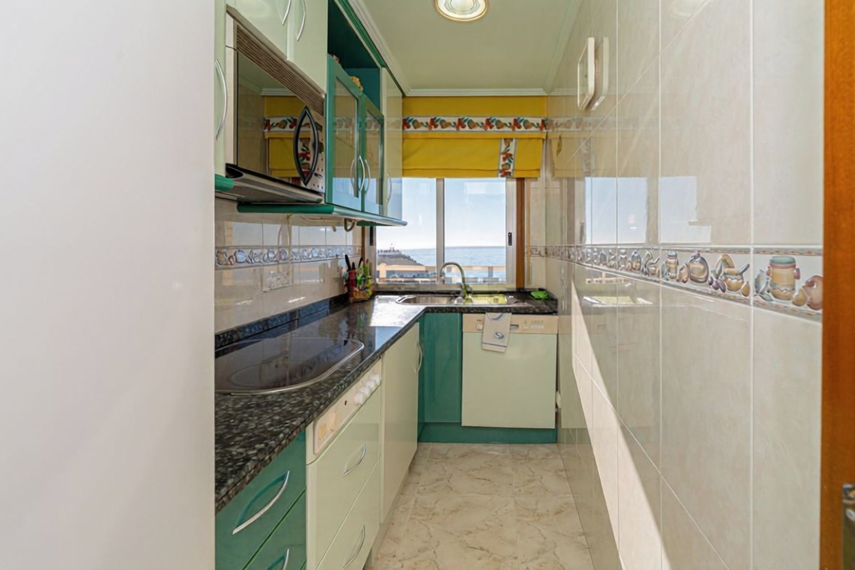 Flat in Primera Línea de Playa in Benidorm — Kitchen