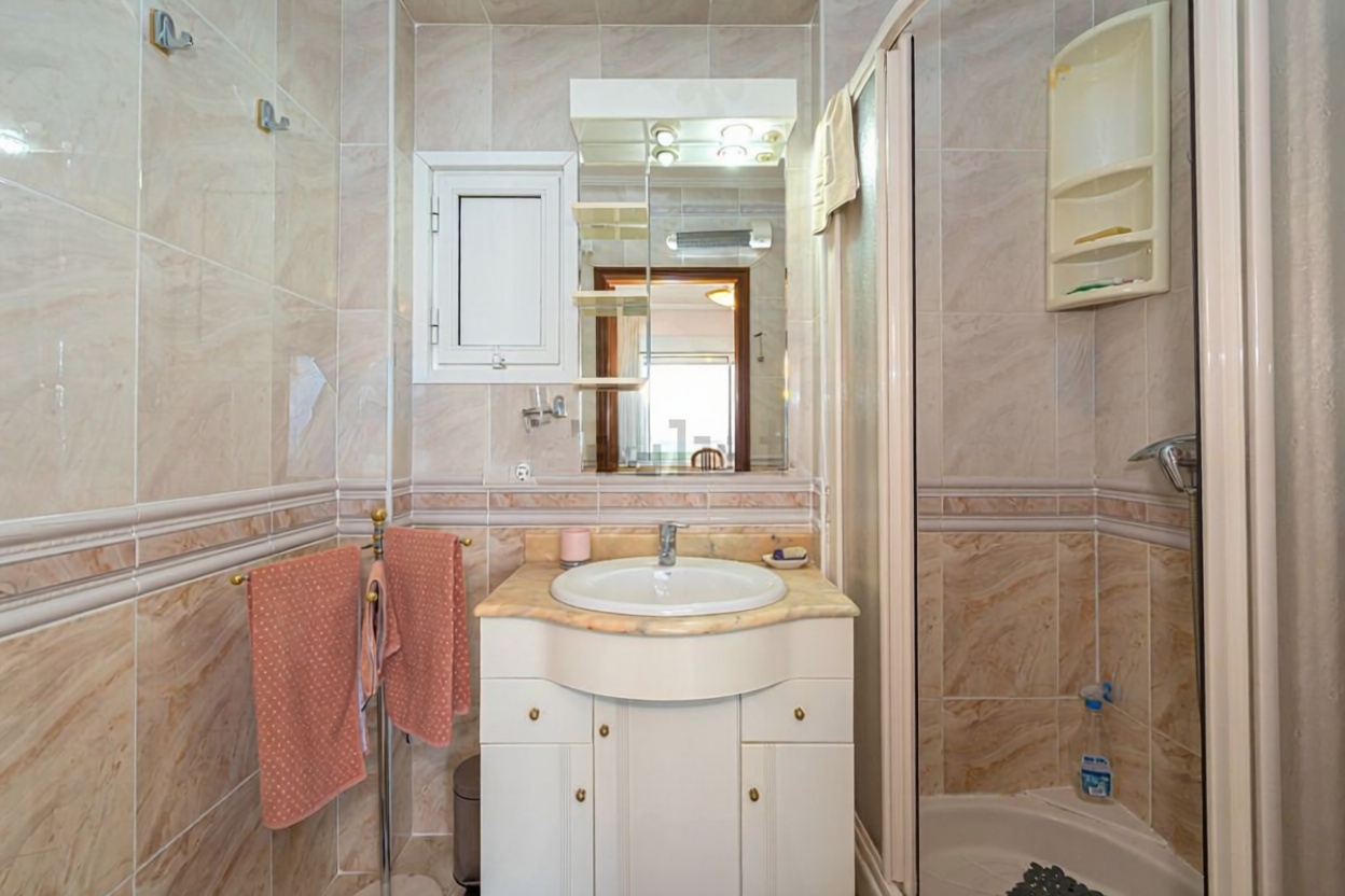 Flat in Primera Línea de Playa in Benidorm — Bathroom