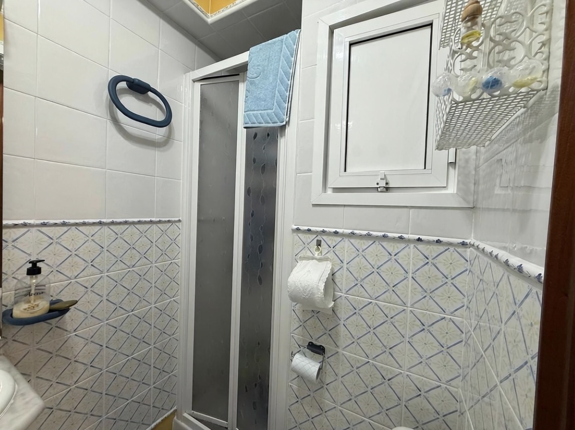 Flat in First Line of Beach in Benidorm — Bathroom