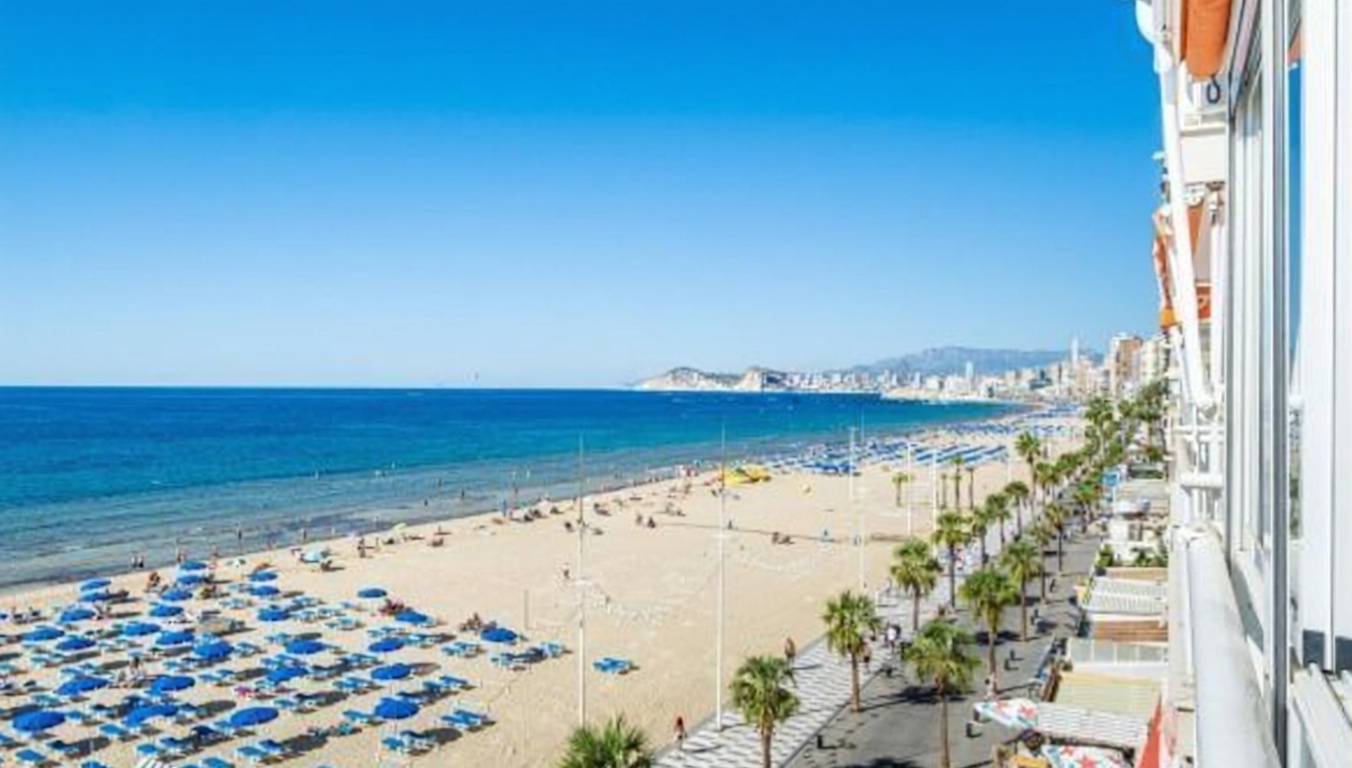 Piso en primera línea de playa en Benidorm — Vista mar