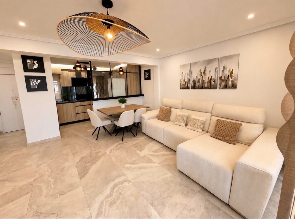 Piso en primera línea de playa en Benidorm — Sala