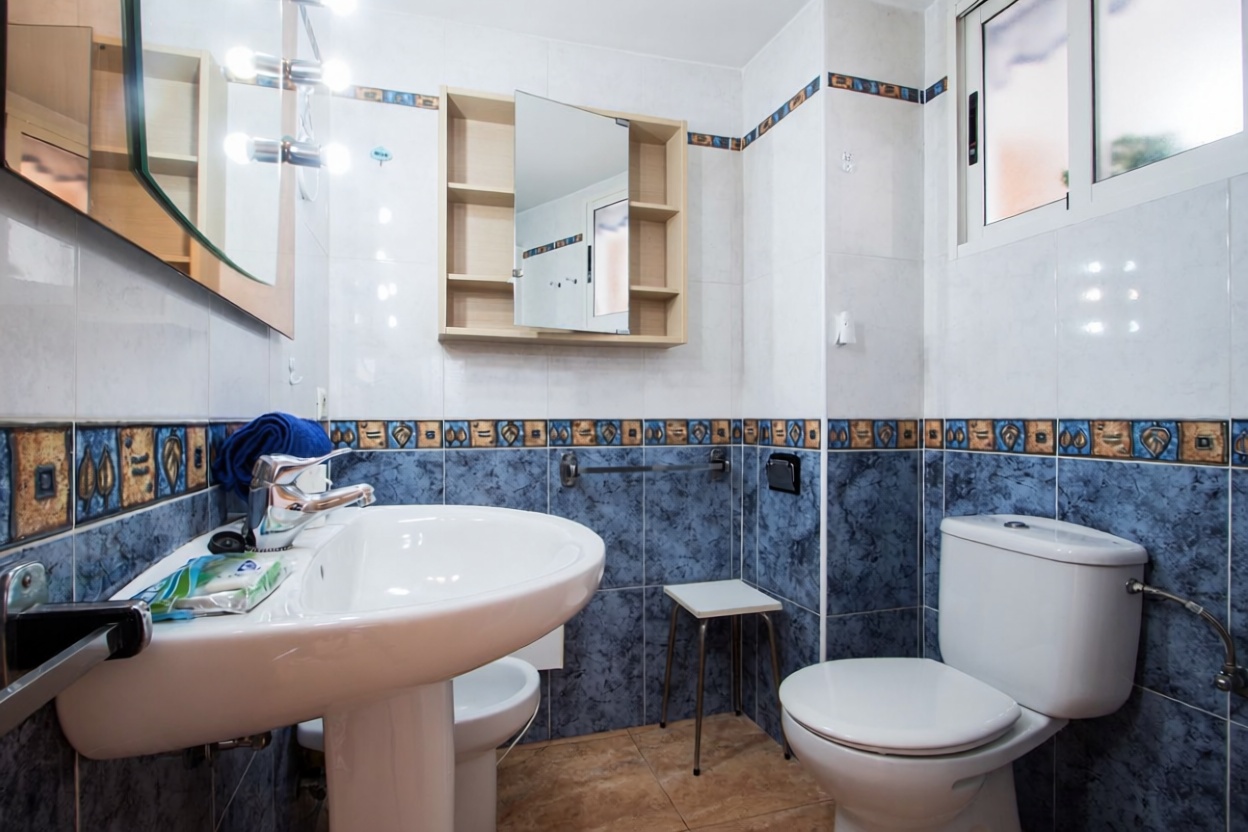 Flat in First Line of Beach in Benidorm — Bathroom