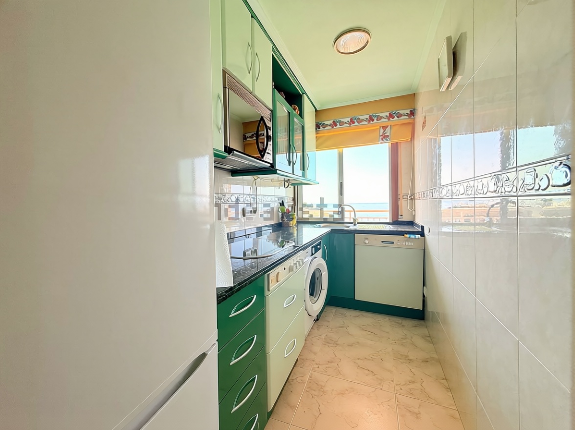Piso en primera línea de playa en Benidorm — Cocina