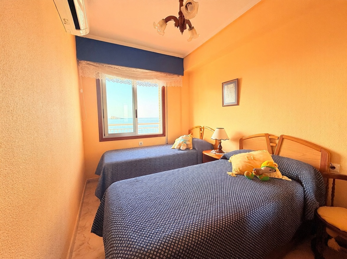 Piso en primera línea de playa en Benidorm — Dormitorio
