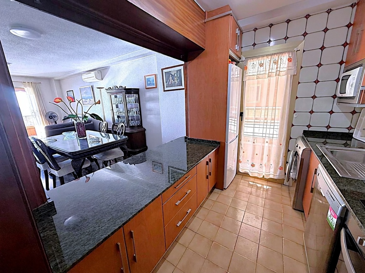 Piso en primera línea de playa en Benidorm — Sala