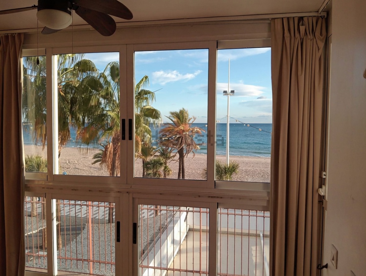 Dúplex en primera línea de playa en Benidorm — Sea view