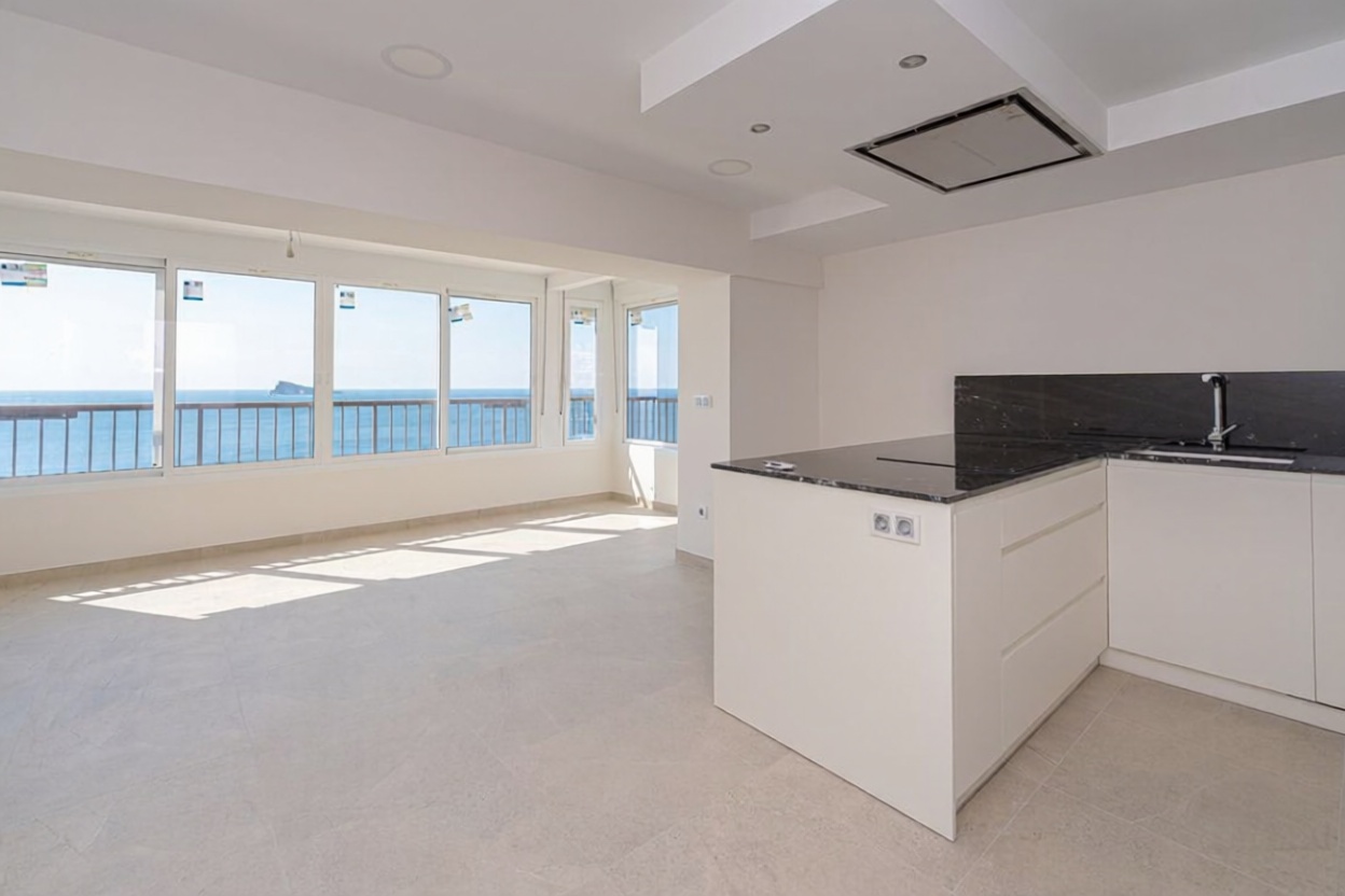 Piso en primera línea de playa en Benidorm — Salón